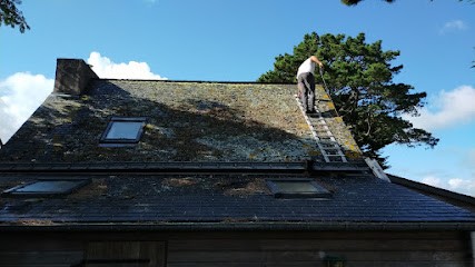 HUET COUVERTURE RAVALEMENT COUVREUR Démoussage Nettoyage Toiture Façade Recherche Fuite Peinture Gouttières Morbihan, Couvreur à Moréac