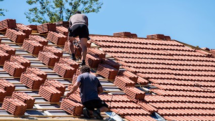 P.C Charpentier Couvreur Réparation De Toiture Traitement Anti Mousse Peintre, Couvreur à Loury