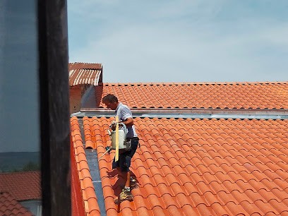 Ayten Fabien, Couvreur au Breuil-sur-Couze