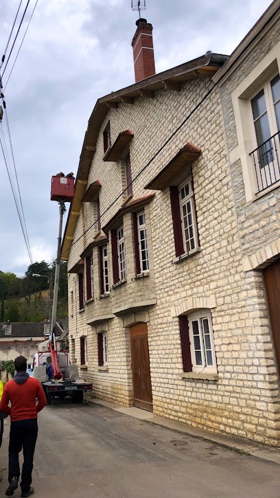 SM RENOV HABITAT INDRE ET LOIRE REPARATION CHEMINEE URGENCE FUITE RAMONAGE ETANCHEITE COUVERTURE CHARPENTIER NETTOYAGE, Couvreur à Saint-Pierre-des-Corps