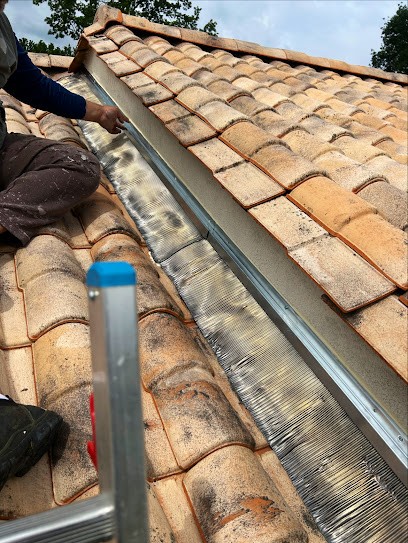 R.M Couverture: Charpente, Demoussage Toiture, Zinguerie, étanchéité, Remplacement Et Rénovation Toiture..., Couvreur à Eysines