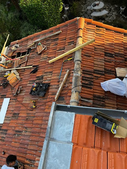 ARTISANS ID TOITURE CHARPENTIER 83, Couvreur à La Croix-Valmer